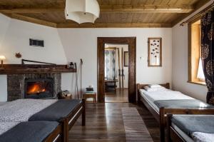1 dormitorio con 2 camas y chimenea en Apartament przy Reglu en Zakopane