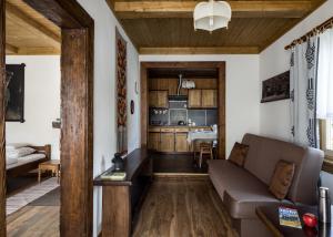 salon z kanapą i kuchnią w obiekcie Apartament przy Reglu w Zakopanem