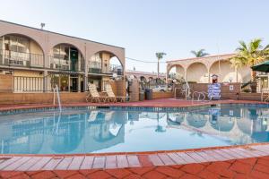 a large swimming pool in front of a hotel at Kings Inn Anaheim at The Park & Convention Center in Anaheim
