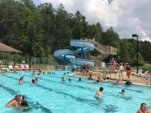 Bazén v ubytování Greenbo Lake State Resort Park nebo v jeho okolí