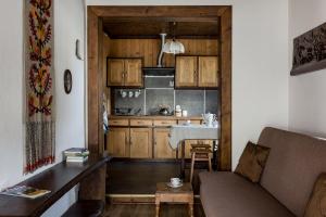 salon z kanapą i kuchnią w obiekcie Apartament przy Reglu w Zakopanem