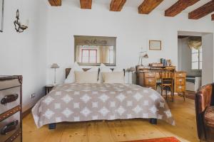 1 dormitorio con cama, escritorio y mesa en Salzburg Place to Stay, en Salzburgo