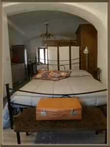 Bovesにあるクントロ グランダのベッドルーム1室(テーブルにスーツケースを置いたベッド1台付)