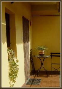 a patio with a table and a chair in a house at Cuntro' Granda in Boves