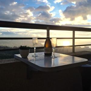 una botella de vino y dos copas de vino en una mesa en Viña Town House, en Viña del Mar