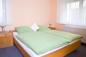 Ein Bett oder Betten in einem Zimmer der Unterkunft Haus Alexandra inkl MeineCard Plus