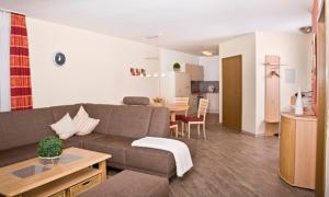 ein Wohnzimmer mit Couch und ein Esszimmer in der Unterkunft Haus Alexandra inkl MeineCard Plus in Willingen