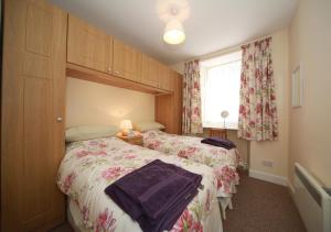 Katil atau katil-katil dalam bilik di Ivybank Cottage