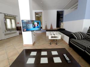 Una televisión o centro de entretenimiento en Casa con encanto en Altea