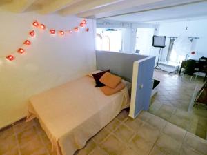 1 dormitorio con 1 cama con luces en la pared en Casa con encanto en Altea, en Altea