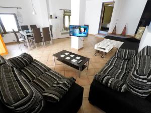 Una sala de estar con un sofá y un televisor. en Casa con encanto en Altea, en Altea