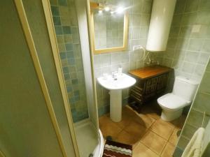 Un baño con lavabo, inodoro y ducha. en Casa con encanto en Altea, en Altea 17 fotos más