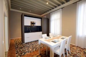A kitchen or kitchenette at Studio in Casa Cogollo