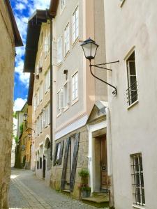 uma rua com uma luz no lado de um edifício em Salzburg Place to Stay em Salzburgo