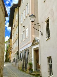 ulica ze światłem na boku budynku w obiekcie Salzburg Place to Stay w mieście Salzburg
