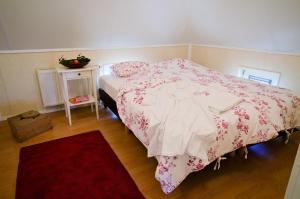 sypialnia z łóżkiem i czerwonym dywanem w obiekcie Erve Woolderink w mieście Wierden