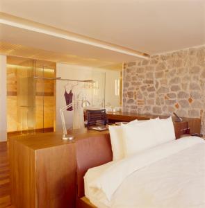 una camera con letto e scrivania di La Purificadora, Puebla, a Member of Design Hotels a Puebla