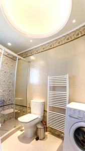 A bathroom at Leo - Unique Glyfada Apartment Még 19 kép