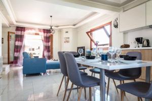A seating area at Leo - Unique Glyfada Apartment