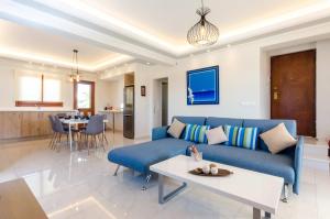 A seating area at Leo - Unique Glyfada Apartment