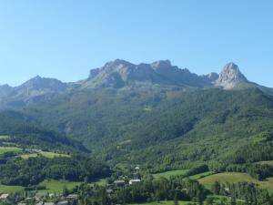 vista su una valle con montagne sullo sfondo di T2 BARCELONNETTE a Barcelonnette