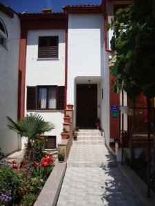 een wit gebouw met een pad naar een deur bij Apartments Pero in Pula
