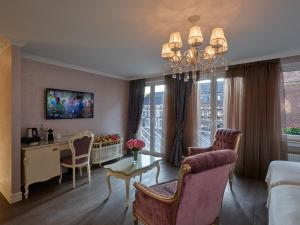 a living room with a couch and a table at Apartment-Hotel am Rathaus in Düsseldorf