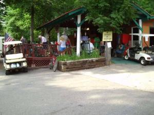 Ft. Wilderness RV Park and Campground في Whittier: محطة قطار صغيرة مع أشخاص في حديقة