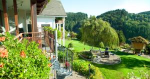 Ein Garten an der Unterkunft Haus Alexandra inkl MeineCard Plus