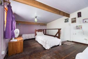 A bed or beds in a room at Hospedaria Lar Sagrado Arco-Íris