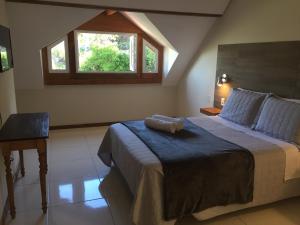 Un dormitorio con una cama grande y una ventana en Casa Figueira na Pedra, en Florianópolis