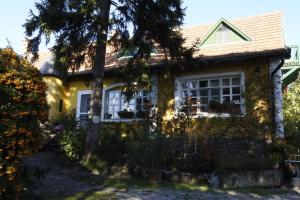 雷夫菲勒普的住宿－Villa-Magdi Vendégház，前面有树木的房子