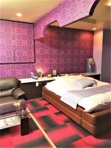 um quarto com uma cama grande e uma parede roxa em Pal Annex Yamaguchi (Love Hotel) em Iwakuni