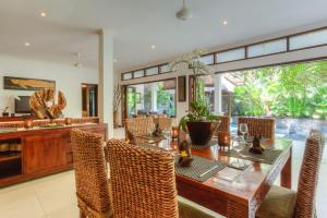 a dining room with a table and chairs at Villa Kipas in Seminyak