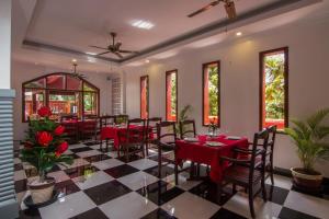 מסעדה או מקום אחר לאכול בו ב-Bou Savy Villa