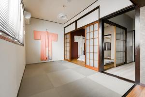 una habitación con una cruz en la pared en Yukiya, en Osaka