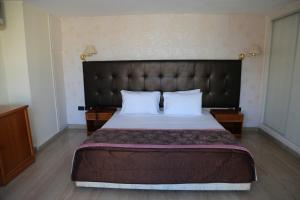 Voodi või voodid majutusasutuse Charles Hotel toas