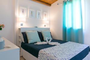 1 dormitorio con 1 cama con cortina azul en Villa Penelope, en Granelli