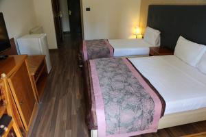 Voodi või voodid majutusasutuse Charles Hotel toas