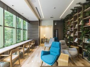 福岡市にあるホテルウィングインターナショナル博多新幹線口の青い椅子と植物が並ぶ待合室