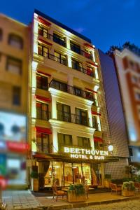 un grand bâtiment blanc avec un panneau sur celui-ci dans l'établissement Beethoven Hotel & Suite, à Istanbul