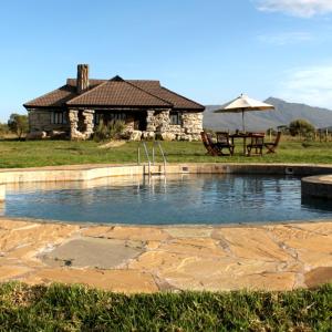 Swimmingpoolen hos eller tæt på Shwari Cottages