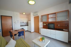 ein Wohnzimmer mit einer Küche und einem Esszimmer in der Unterkunft Appartamenti Torre Del Sole in Bibione