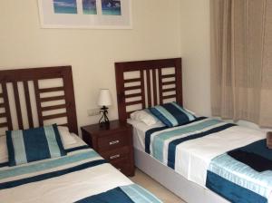Łóżko lub łóżka w pokoju w obiekcie Luxurious semi detached villa on Roda Golf and Beach Resort