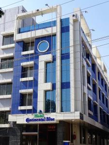 una vista esterna sull'edificio blu continentale di Hotel Continental Blue a Bikaner