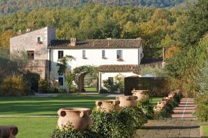ein Haus mit Garten mit Töpfen davor in der Unterkunft La Tenuta Dei Ciclamini in Avigliano