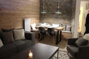 ein Wohnzimmer mit einem Tisch und ein Esszimmer in der Unterkunft La Chamoisiere Montgenevre in Montgenèvre