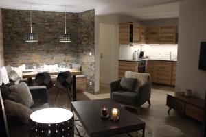 ein Wohnzimmer mit Küche und Esszimmer in der Unterkunft La Chamoisiere Montgenevre in Montgenèvre