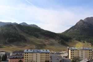 eine Gruppe von Gebäuden vor einem Berg in der Unterkunft La Chamoisiere Montgenevre in Montgenèvre + 13 Fotos