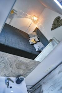 un miroir d'une chambre avec un lit et un lavabo dans l'établissement L'anerie de Sourbrodt, à Sourbrodt